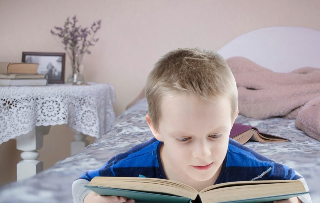 L’image actuelle n’a pas de texte alternatif. Le nom du fichier est : kids-reading-read-book-boy-child-kid-1439325-pxhere.com_-scaled.jpg